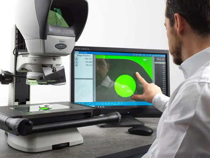 02-Swift-PRO-measuring-microscope-user-AB-V19-495-800×600 Operator using the Swift Pro measuring microscope